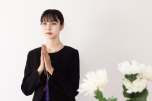 準喪服とは｜正喪服・略喪服との違いや男女別の服装・マナーを紹介